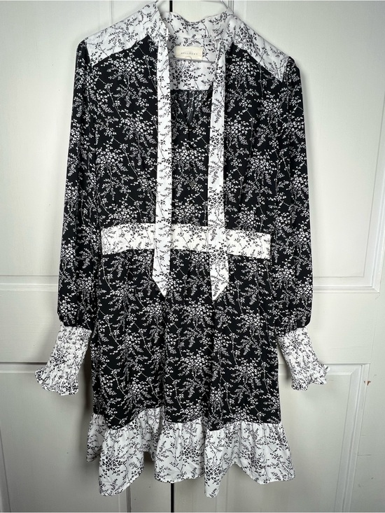 MELLODAY Dresses & Skirts - Melloday Black and White Floral Print Mini Dress Tie-Neck Ruffled Hem Sz M